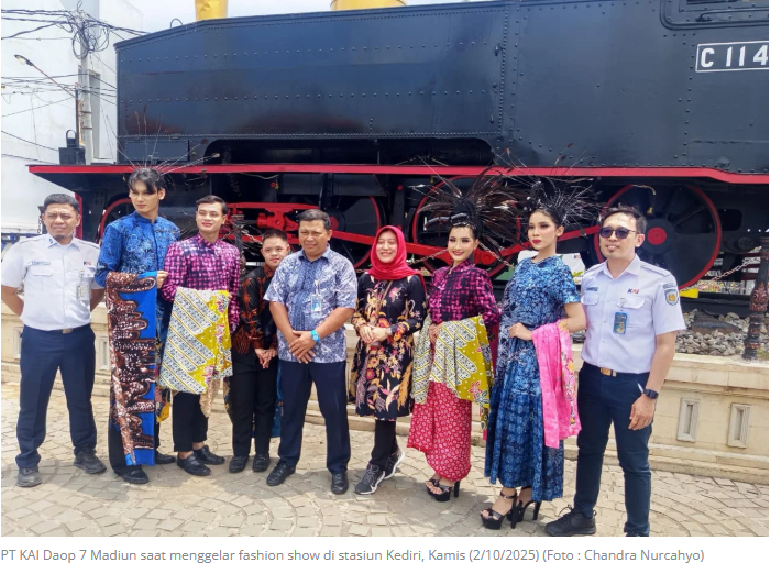 PT KAI Daop 7 Madiun Rayakan Hari Batik Nasional Gelar Fashion Show di KA dan Stasiun
