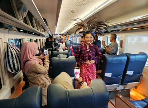 KAI Daop 7 Madiun Rayakan Hari Batik Nasional dengan Fashion Show di Kereta dan Stasiun