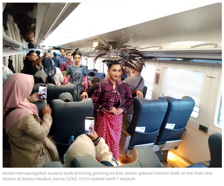 Fashion Show Batik di Gerbong Kereta, Penumpang KA di Stasiun Madiun Ikut Terhibur