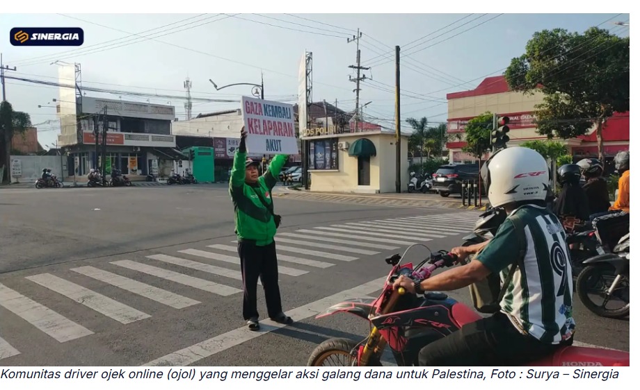Ojol Madiun Galang Donasi untuk Palestina di Simpang Lima Tugu Pendekar