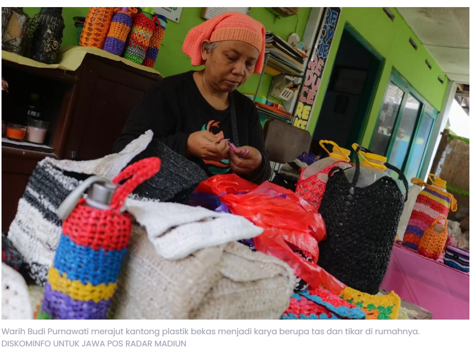 Kreatif! Warga Madiun Ini Ubah Plastik Bekas Jadi Tas dan Tikar Bernilai Jual Tinggi