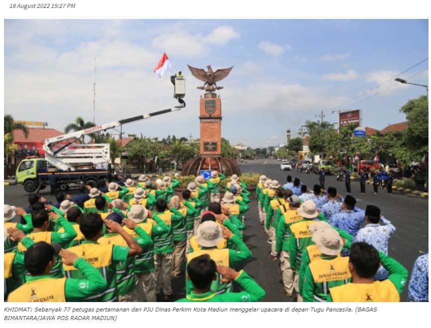 Petugas Pertamanan Gelar Upacara Detik-detik Proklamasi di Tugu Pancasila