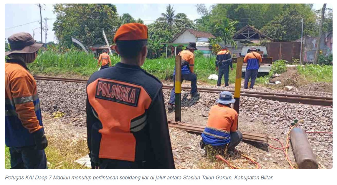 Jaga Keselamatan dan Keamanan Perjalanan KA, Daop 7 Madiun Tutup Perlintasan Sebidang Liar di Blitar