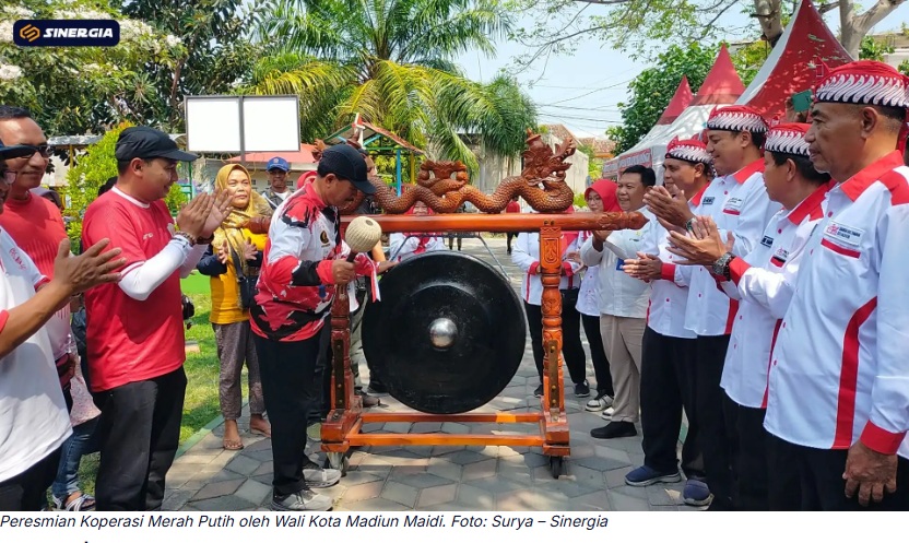 Warga Serbu Sembako Murah di Koperasi Merah Putih
