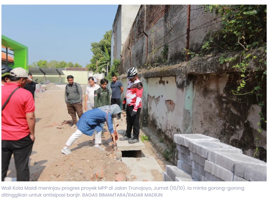 Wali Kota Madiun Sidak Proyek MPP, Temukan Catatan Teknis di Drainase