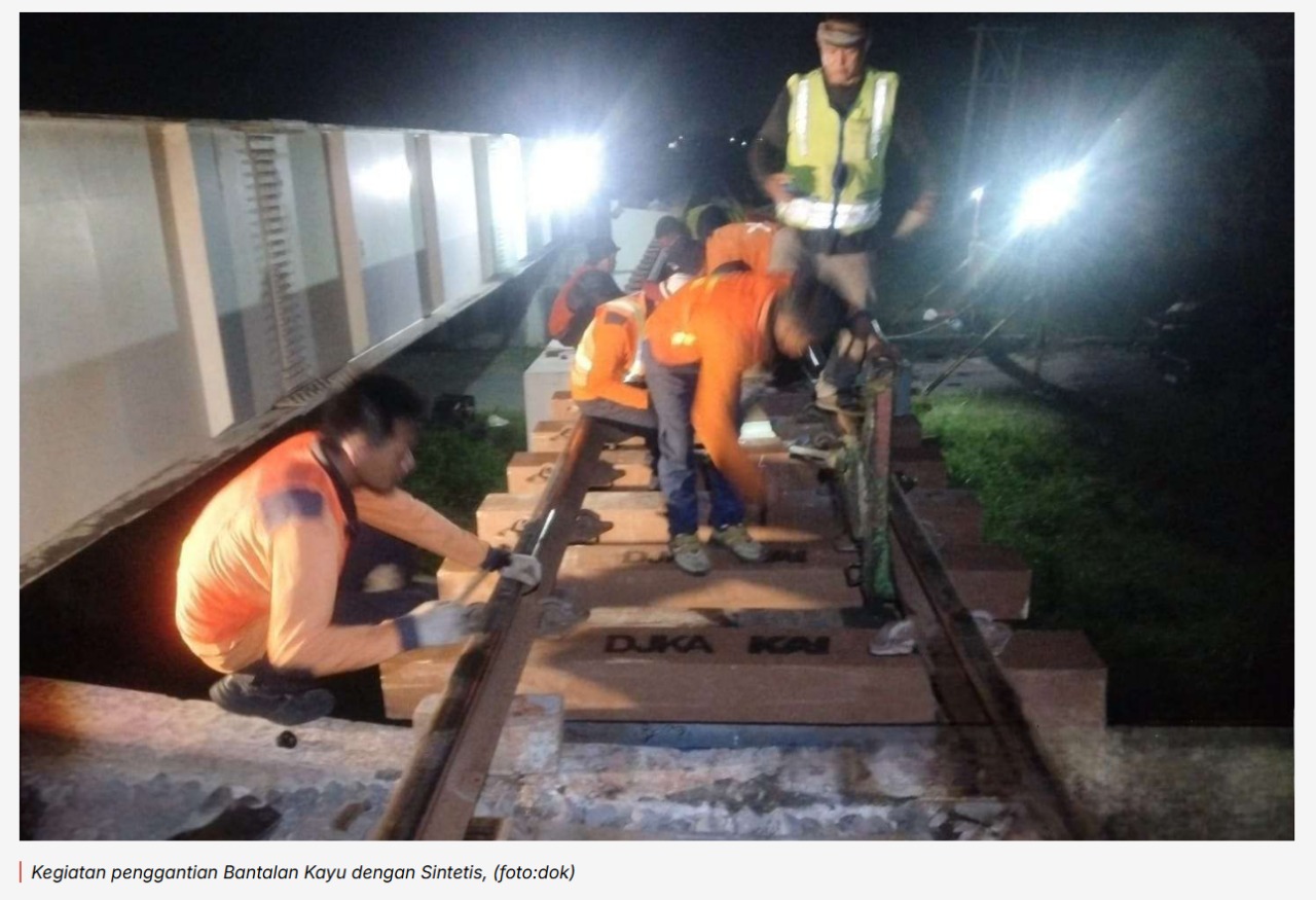 Kurangi Kebisingan, KAI Daop 7 Madiun Ganti Bantalan Kayu dengan Sintetis