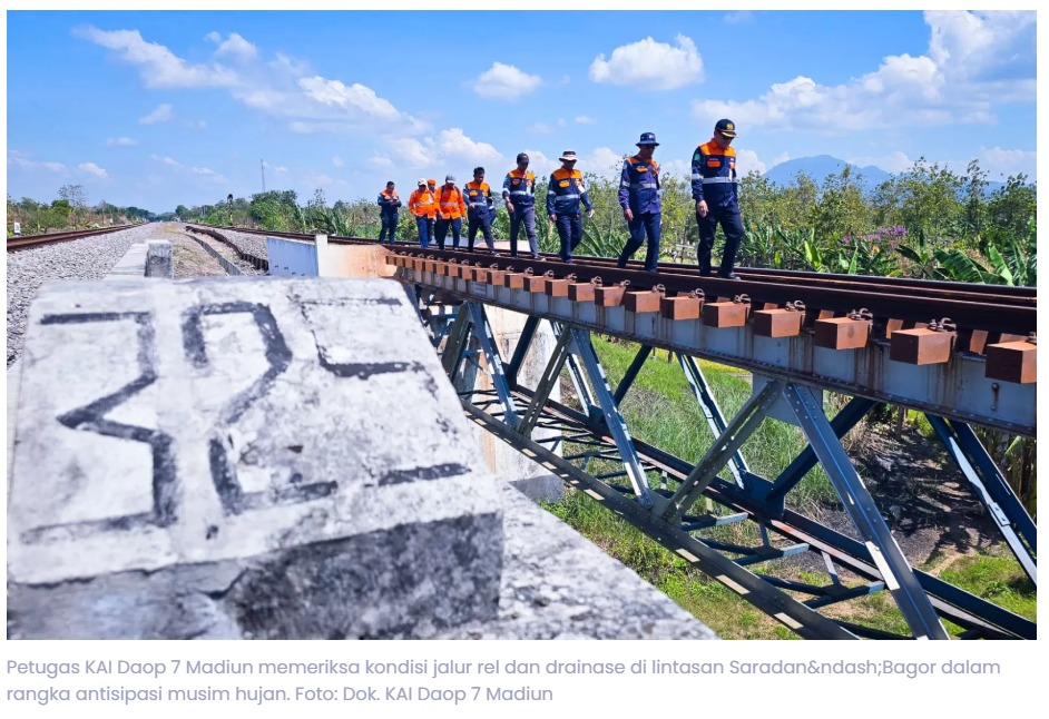 Hadapi Musim Hujan, KAI Daop 7 Madiun Siaga 24 Jam Awasi Jalur KA