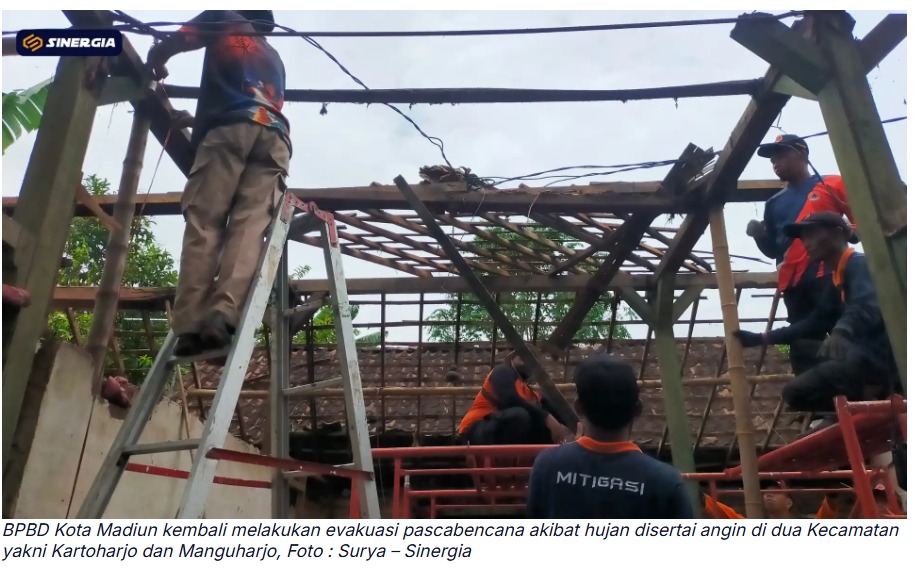 BPBD Kota Madiun Evakuasi Rumah Roboh dan Pohon Tumbang Pasca Hujan Angin