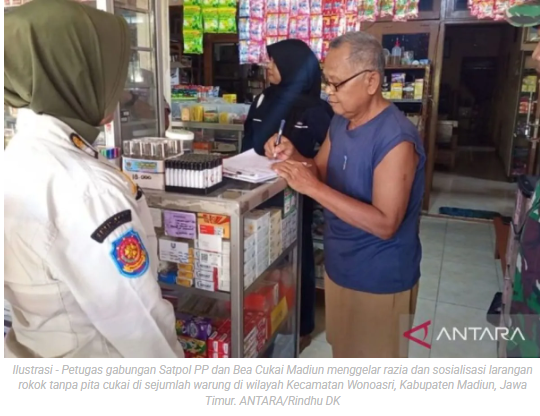 Petugas gabungan razia peredaran rokok ilegal di Kota Madiun
