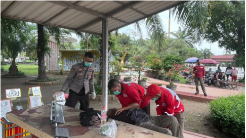 Aksi Humanis Personil Sat Samapta Polres Madiun Kota Bersama PMI Kota Madiun: Evakuasi Seorang Pria Sakit dan Lemas di Alun-Alun