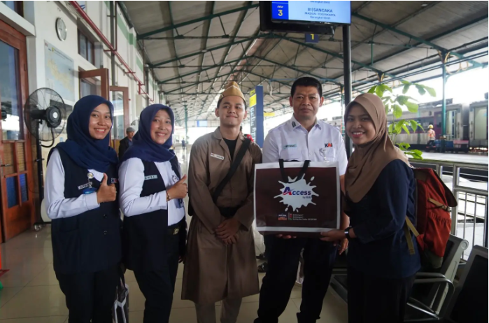 Peringati Hari Pahlawan, KAI Daop 7 Madiun Gandeng Railfans Sosialisasikan Keselamatan Perjalanan KA