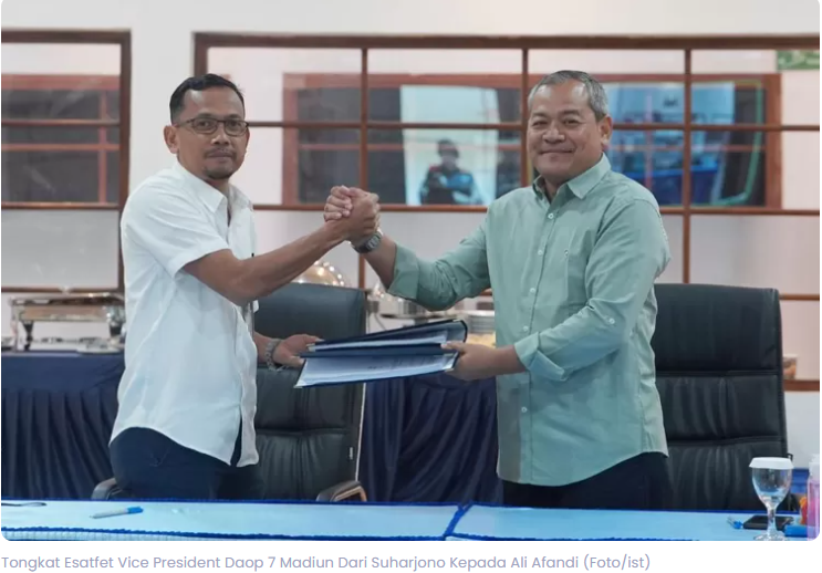 Tongkat Esatfet Vice President Daop 7 Madiun Dari Suharjono Kepada Ali Afandi