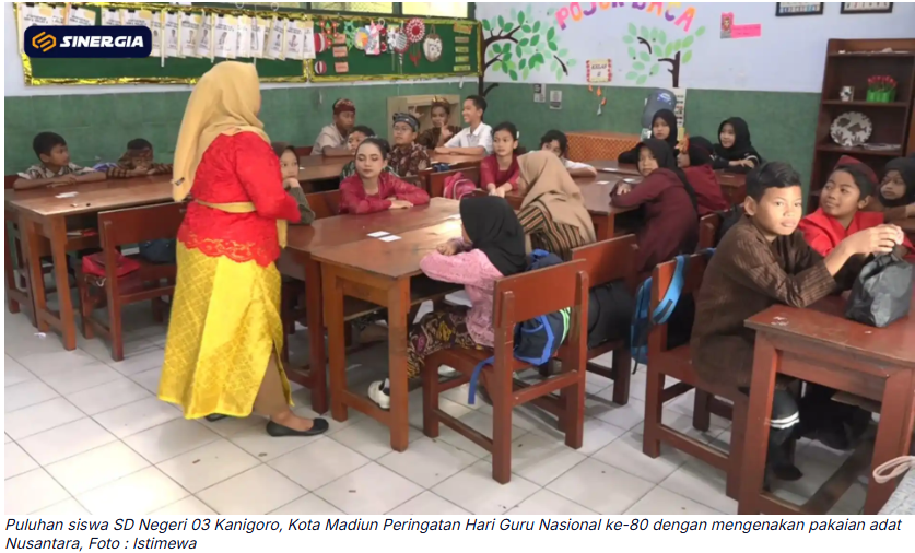 Meriah, SDN 03 Kanigoro Rayakan Hari Guru dengan Puisi dan Busana Adat Nusantara