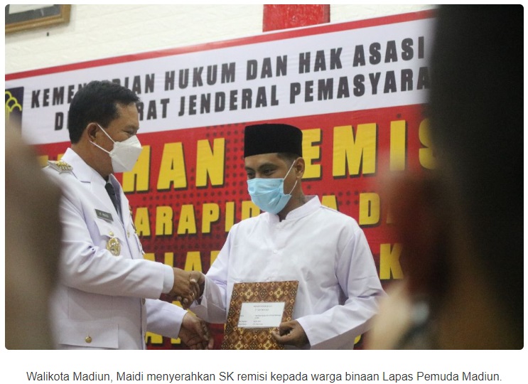 HUT ke-77 RI, Walikota Madiun Serahkan SK Remisi di Lapas Pemuda Madiun
