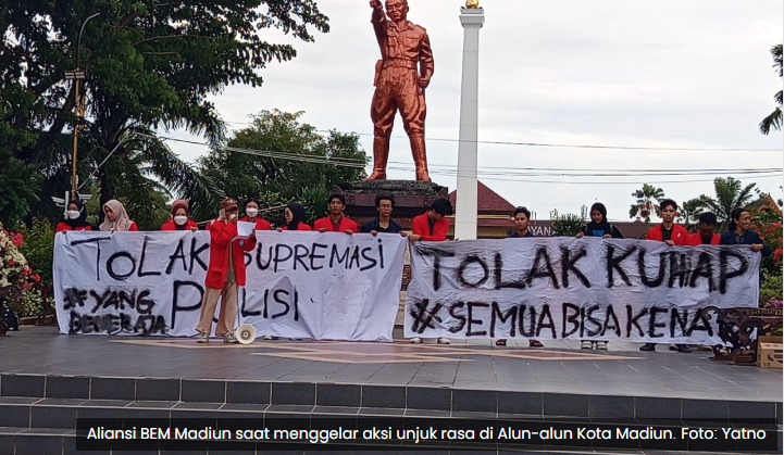 Mahasiswa BEM Madiun Gelar Aksi Tolak UU KUHAP Baru, di Alun-Alun Kota Madiun