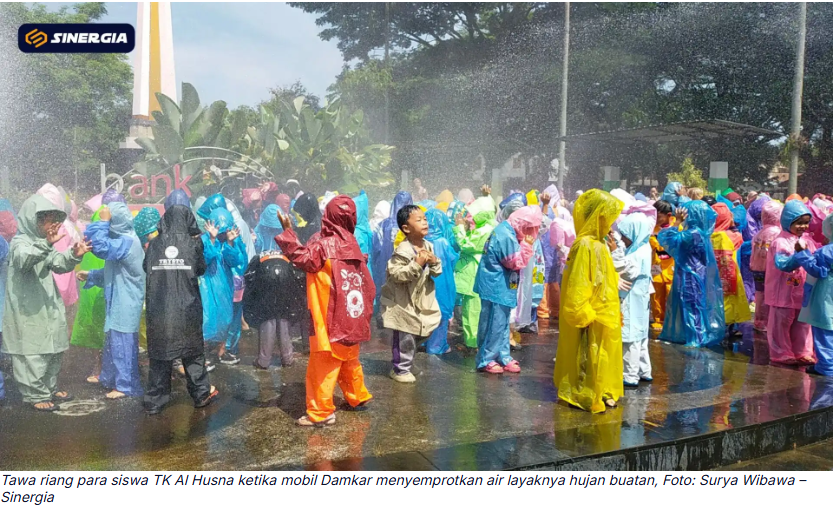 Menilik Keceriaan Outdoor Learning Anak-Anak Bersama Petugas Damkar Kota Madiun