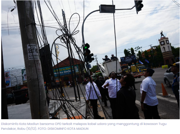 Pemkot Madiun Putus Kabel Semrawut di Tugu Pendekar, Provider Diingatkan Tertib Jalur