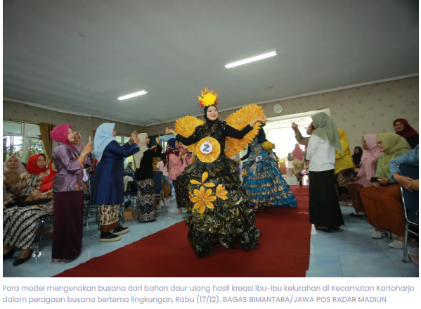 Peragaan Busana Daur Ulang di Madiun, Ibu-Ibu Sulap Sampah Jadi Gaun Mewah