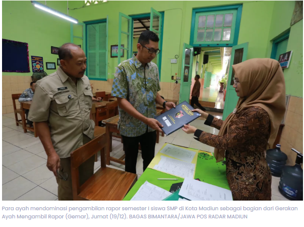Tak Lagi Didominasi Ibu-Ibu, Bapak-Bapak Ramai Ambil Rapor Anak di Madiun