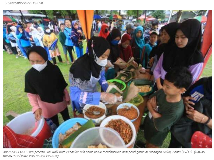 Meriahnya Fun Walk Kota Pendekar, 3.000 Pincuk Nasi Pecel Ludes Hitungan Menit