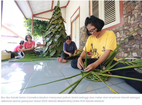 Unik dan Ramah Lingkungan, Pohon Natal dari Blarak Hiasi Gereja Santo Cornelius Madiun