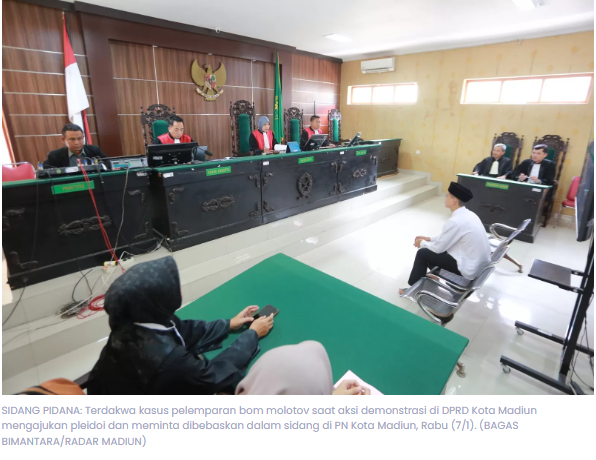 Pelempar Bom Molotov DPRD Kota Madiun Ajukan Pleidoi, Pengacara Nilai Unsur Pasal Tak Terpenuhi