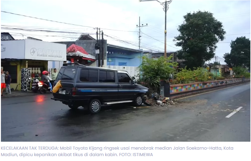 Panik Ada Tikus di Mobil, Kijang Hantam Median di Jalan Soekarno-Hatta Madiun