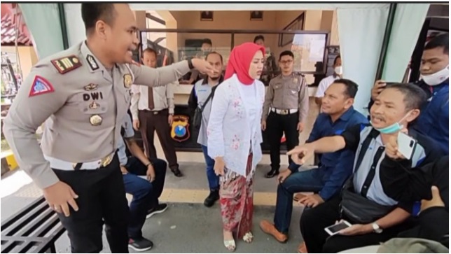 Dilapori Istri Telah Dilecehkan Usai Upacara Bendera, Seorang Polisi di Madiun Ribut dengan Wartawan