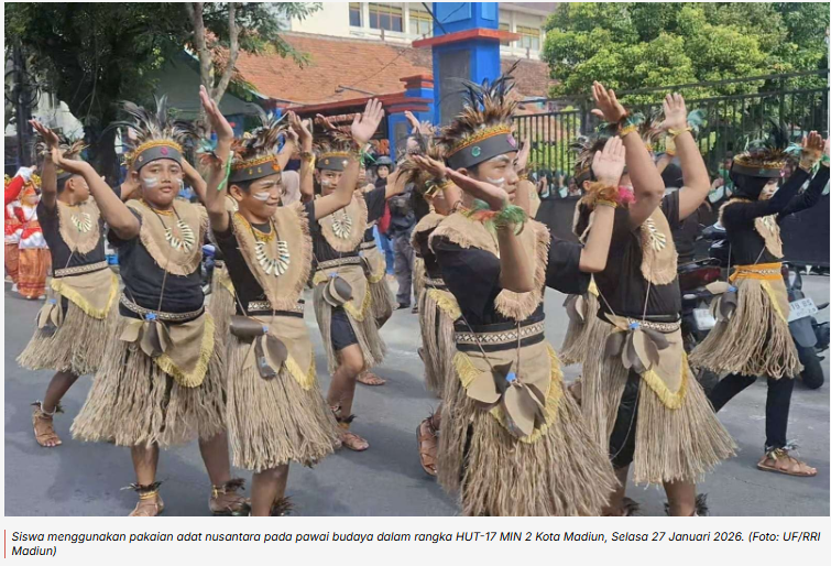 Lewat Pawai, MIN 2 Kota Madiun Kenalkan Budaya Nusantara ke Siswa