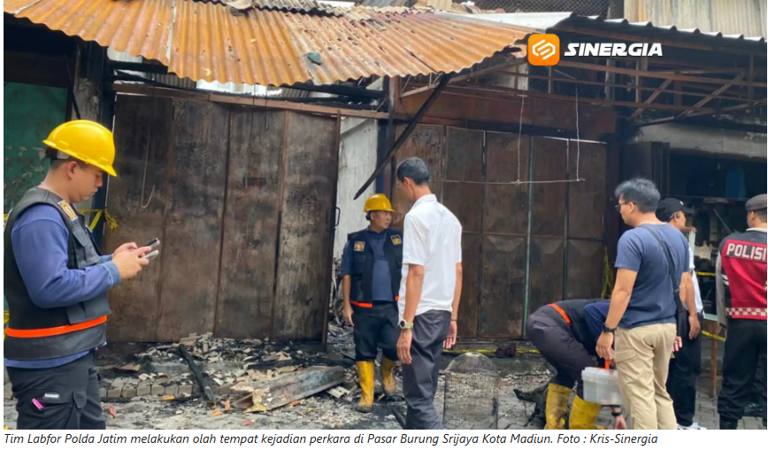Tim Labfor Polda Jatim Olah TKP Kios Pasar Burung Srijaya yang Terbakar