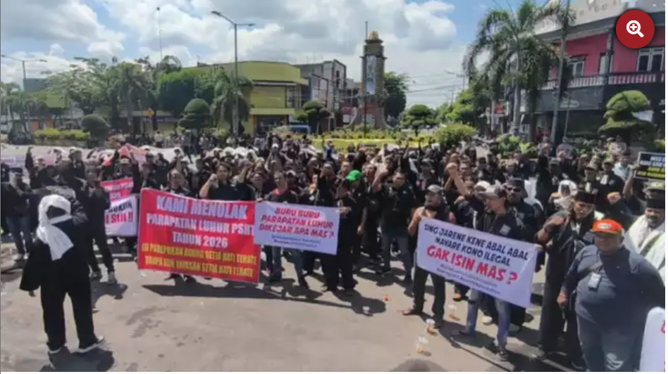 Polemik Dualisme Kepemimpinan PSHT, Massa M Taufik Demo Tolak Parluh yang Digelar Kubu Moerdjoko
