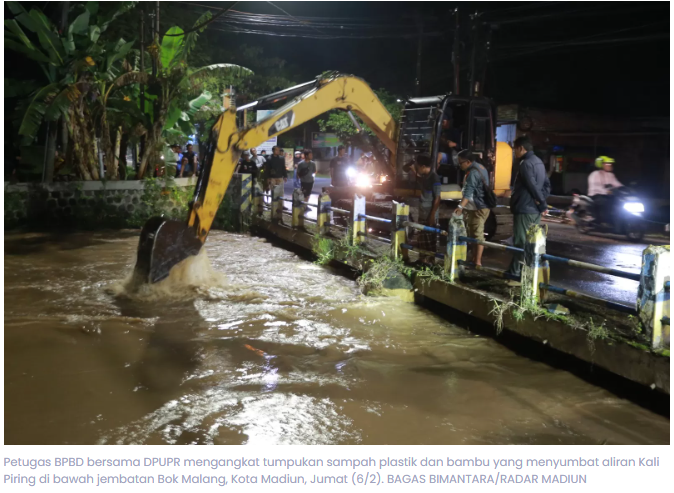 Sampah Sumbat Kali Piring, Hujan Deras Picu Genangan di Pilangbango Kota Madiun