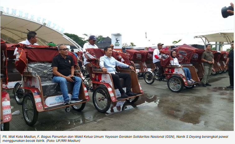 200 Tukang Becak Kota Madiun Menerima Bantuan Becak Listrik