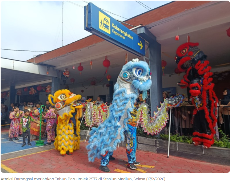 Barongsai Meriahkan Imlek di Stasiun Madiun, Penumpang Mengaku Kaget dan Terhibur