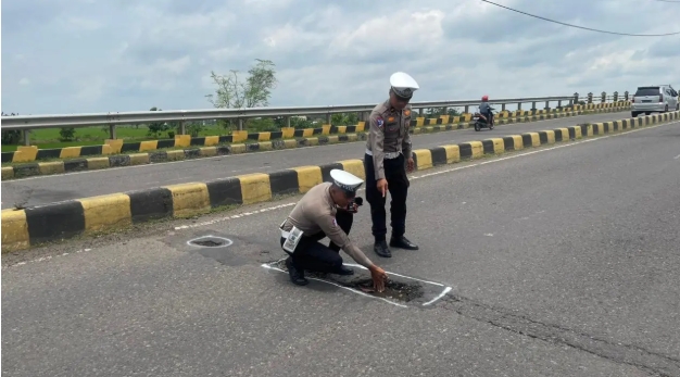 Cegah Laka Lantas, Satlantas Polres Madiun Kota Tandai Jalan Berlubang