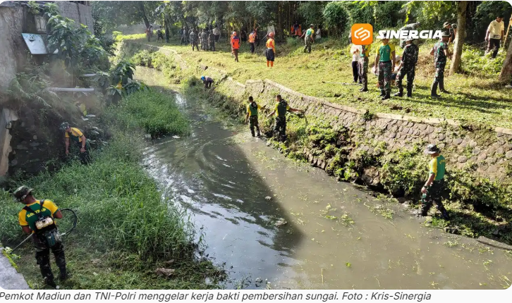 Pemkot Madiun dan TNI Polri Gelar Kurve Bersihkan Sungai dan Pangkas Pohon Rawan Roboh