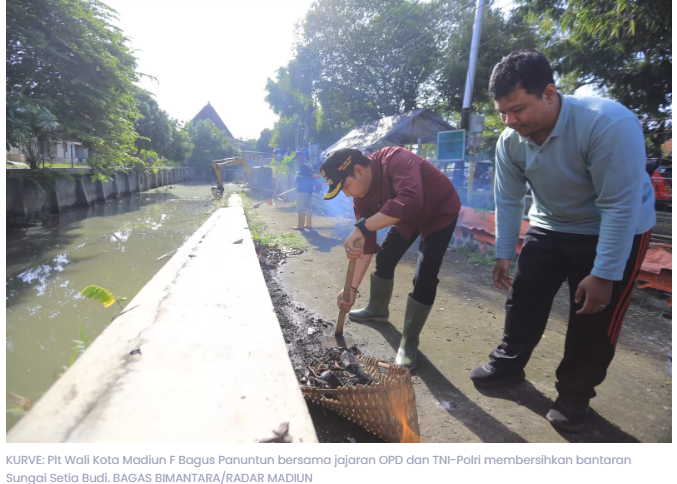 Antisipasi Banjir, ASN Madiun Bersihkan Bantaran Sungai Setia Budi