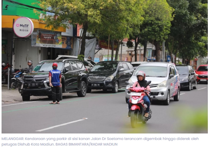 Parkir di Kanan Jalan Dr Soetomo Kota Madiun, Siap-Siap Kendaraan Digembok dan Diderek
