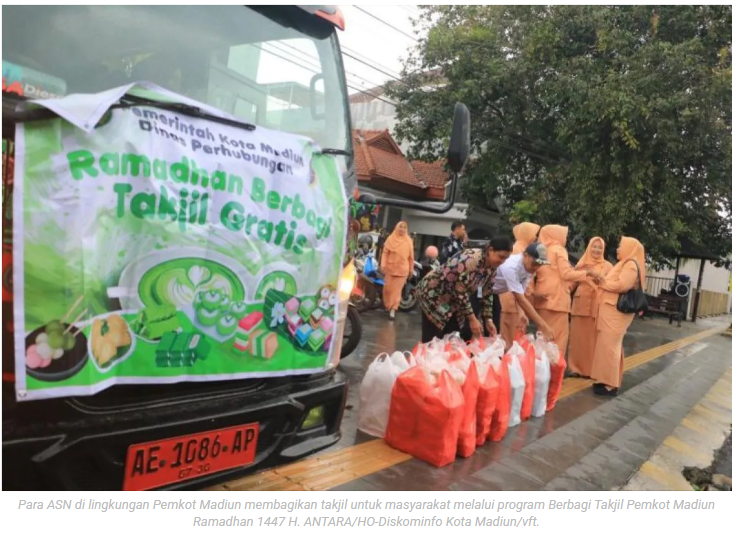 Berbagi Takjil Pemkot Madiun, dekatkan pemerintah dengan masyarakat