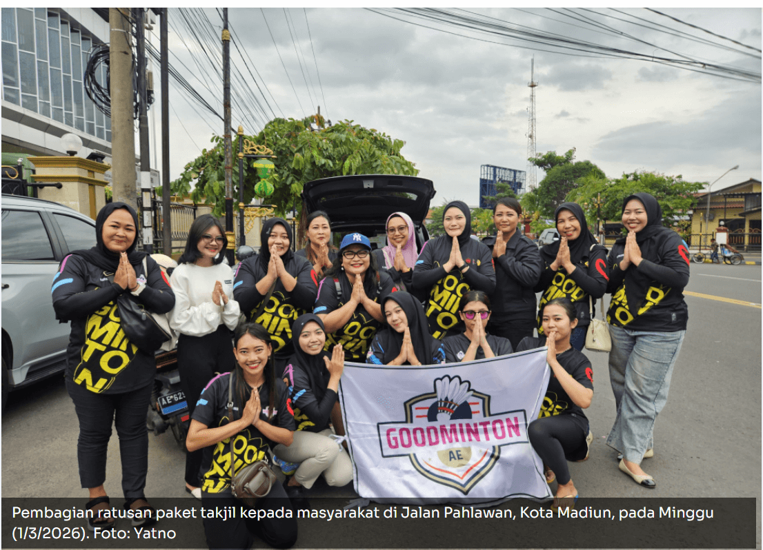 Semangat Ramadan, Komunitas Goodminton AE Bagikan 500 Paket Takjil di Jalan Pahlawan Kota Madiun