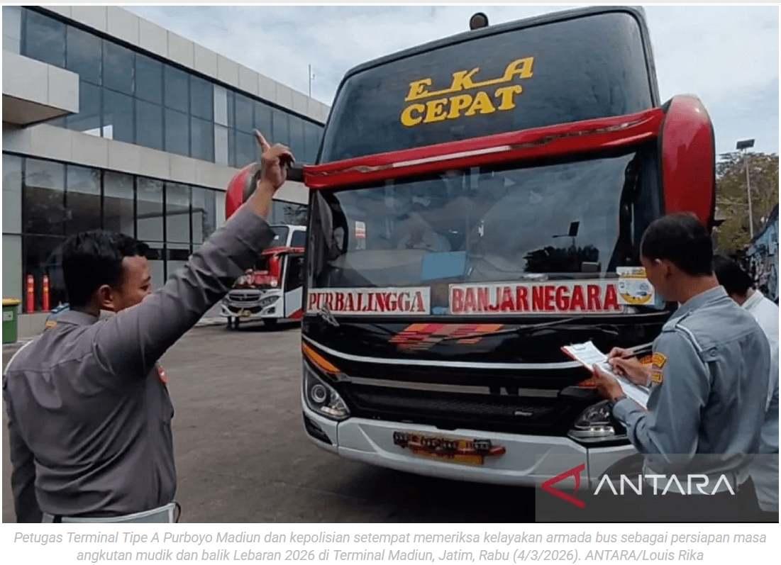 Petugas Terminal Madiun periksa kelayakan bus angkutan Lebaran 2026
