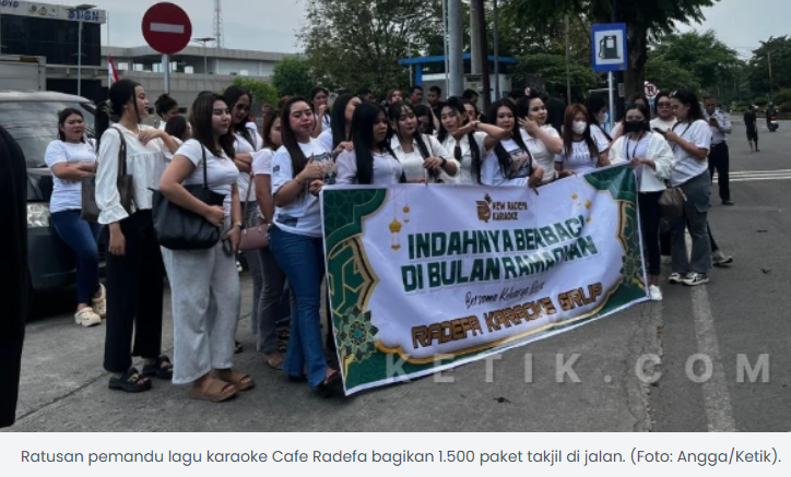 Tepis Stigma Negatif, Ratusan Pemandu Lagu di Cafe Radefa Kota Madiun Tebar Ribuan Takjil