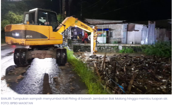 Sampah Kiriman dari Hulu Sumbat Kali Piring Madiun, Air Meluap Picu Banjir