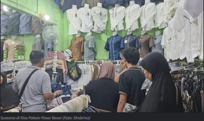 Pertengahan Ramadhan, Kios Pakaian di Pasar Besar Madiun Mulai Ramai Pembeli