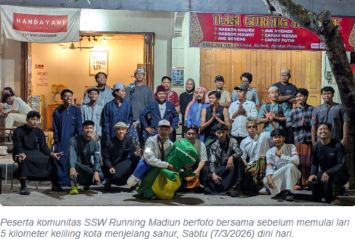 Komunitas Lari Kota Madiun Keliling Kota Jelang Sahur, Pakai Gamis hingga Kostum Dinosaurus