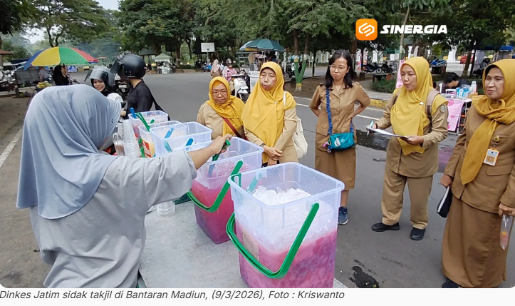 Sidak Takjil di Bantaran Madiun, Dinkes Jatim Uji 10 Sampel Makanan dan Temukan Penjualan Ciki Bull