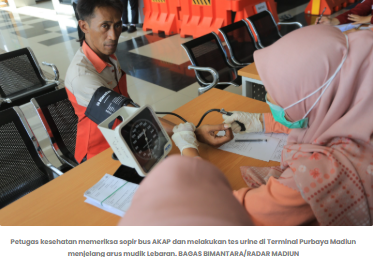 Jelang Mudik Lebaran, 50 Sopir Bus di Terminal Purbaya Madiun Dites Urine