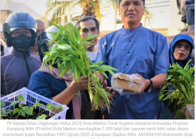 DLH dan Proklim Kota Madiun bagikan 1.500 takjil hingga sayuran segar
