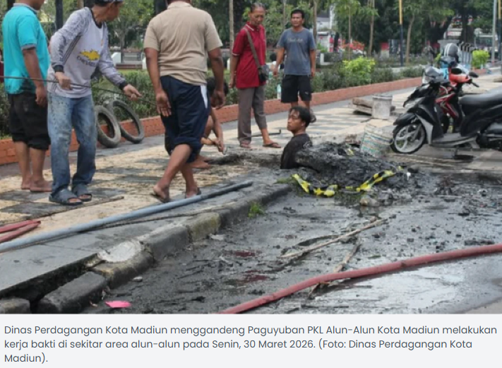 Dinas Perdagangan Madiun dan PKL Gelar Kerja Bakti Rutin, Alun-alun Dibersihkan Setiap Senin