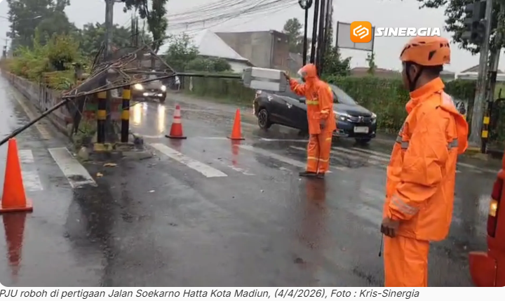 Hujan Deras dan Angin Kencang Terjang Kota Madiun, PJU hingga Pohon Roboh Timpa Pos Security PLN
